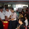 Ahli Majlis Encik Oon Neow Aun menunjuk kaedah membuat EM di Pasar Sri Bandar pada 17-1-2009